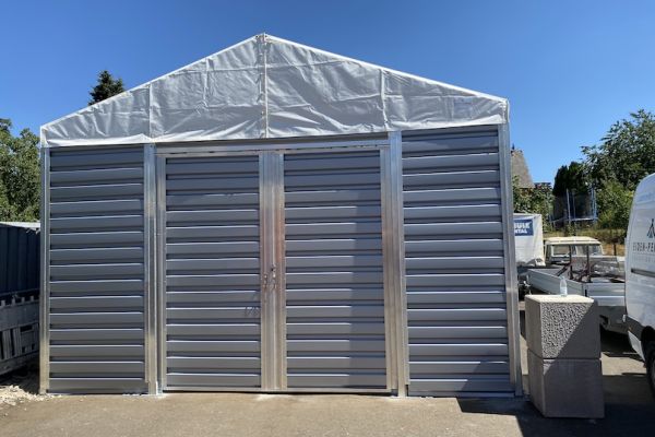 Kleinzelt als Lagerzelt mit Schiebetor 